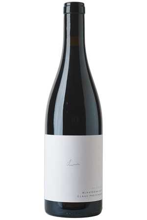 Eine Flasche österreischischer Bio Rotwein in einer Burgunder Flasche ohne Kapsel.