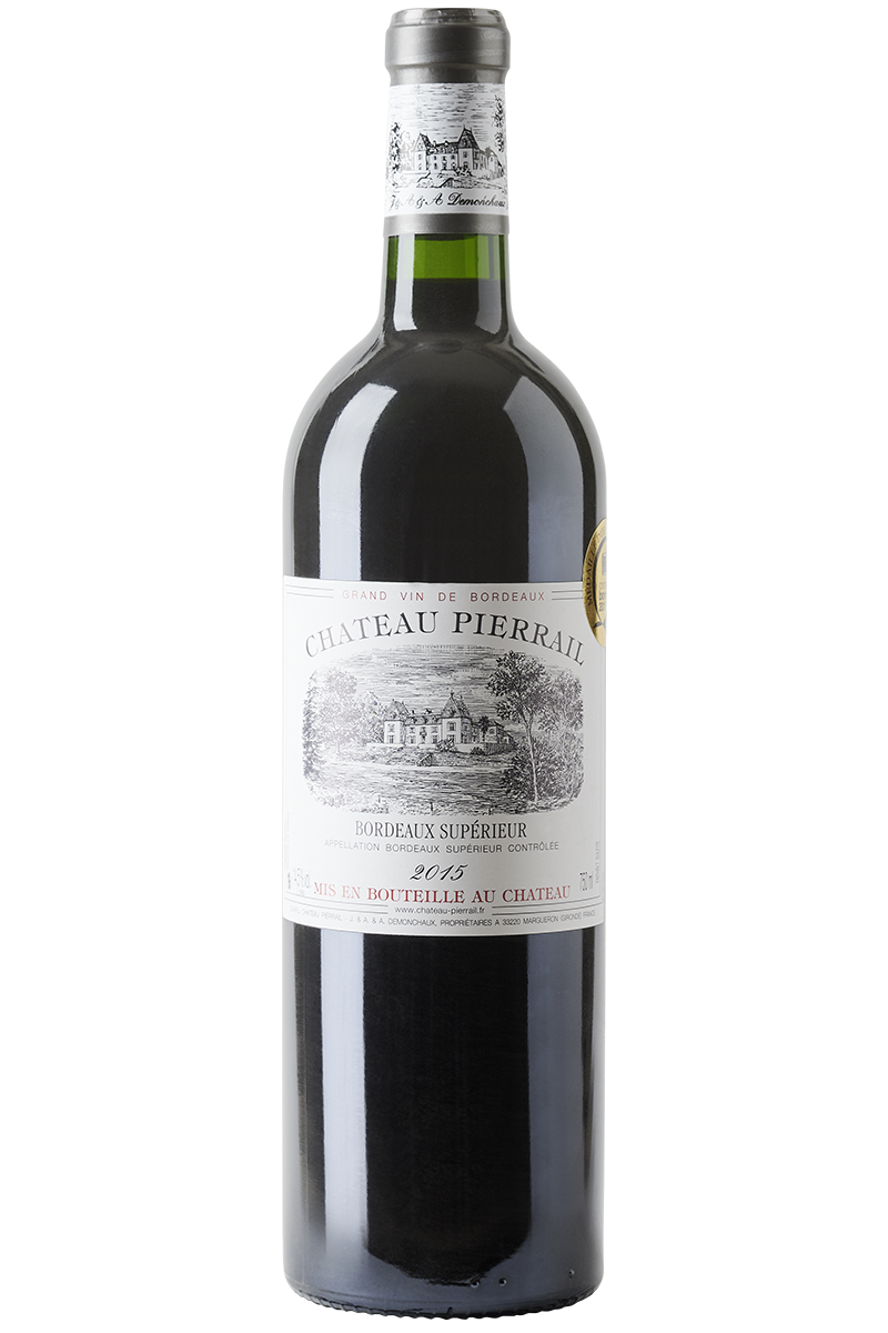 Eine Flasche französischer Rotwein in einer Bordeaux Flasche mit einer grauen Kapsel.