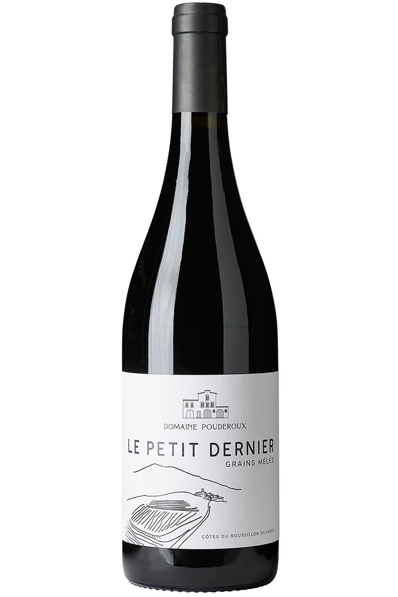 Eine Flasche französischer Bio Rotwein Cuvée in einer Burgunderflasche mit einer schwarzen Kapsel.