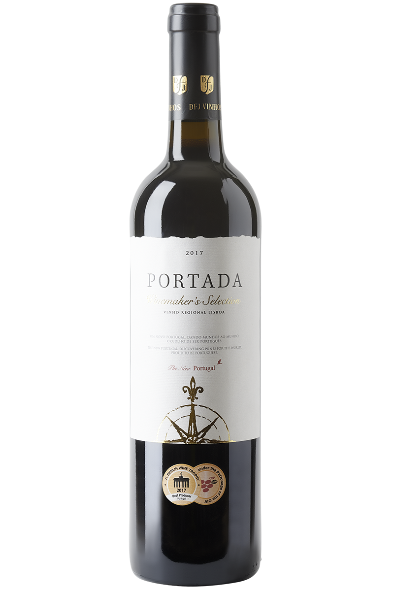 Eine Flasche portugiesischer Rotwein Cuvée in einer Bordeaux-Weinflasche mit einer schwarzen Kapsel.