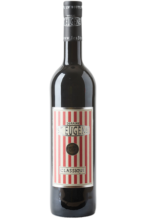Eine Flasche französischer Rotwein in einer Bordeaux Flasche mit schwarzer Kapsel.