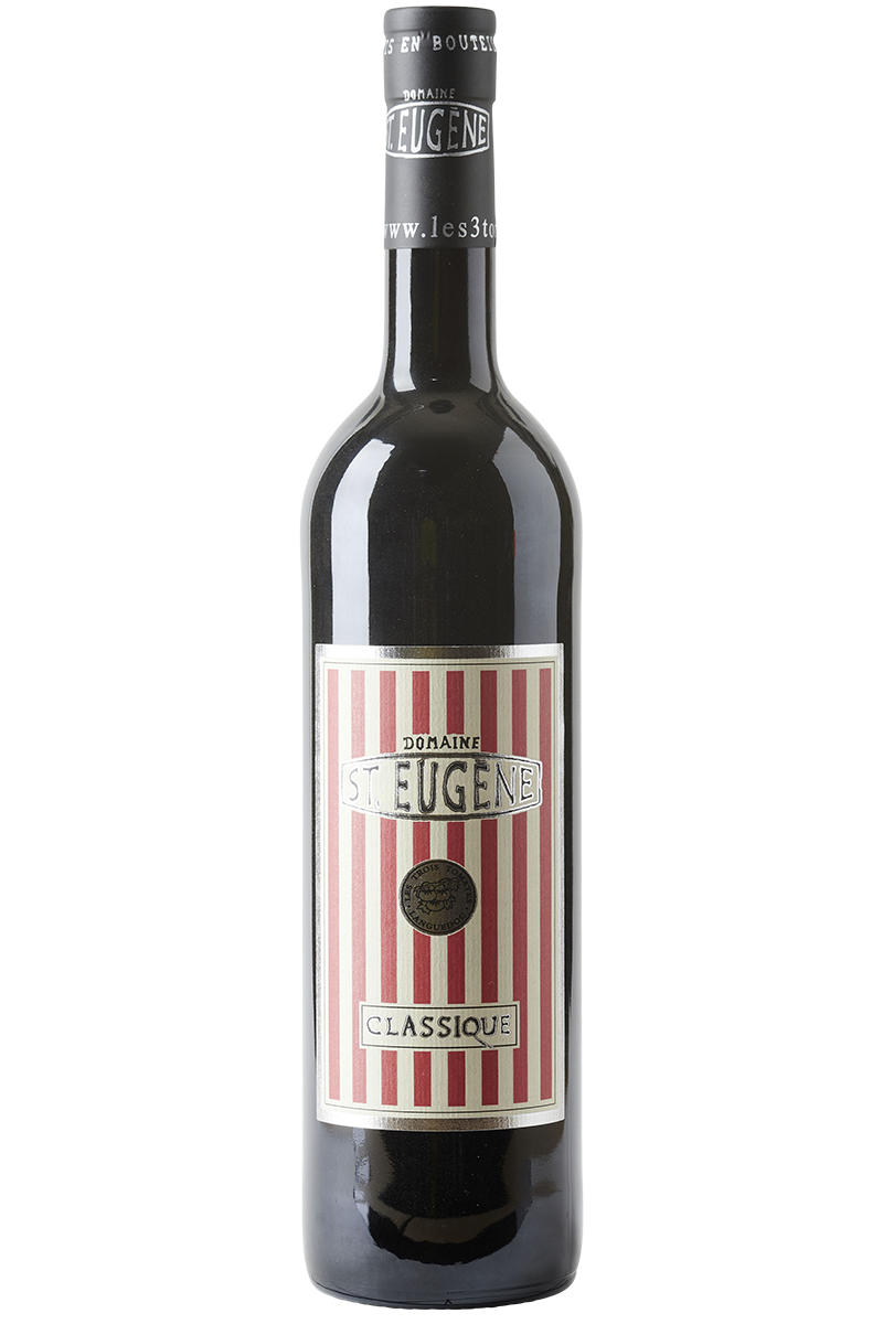 Eine Flasche Rotwein Cuvée in einer Bordeaux-Weinflasche mit einer schwarzen Kapsel.