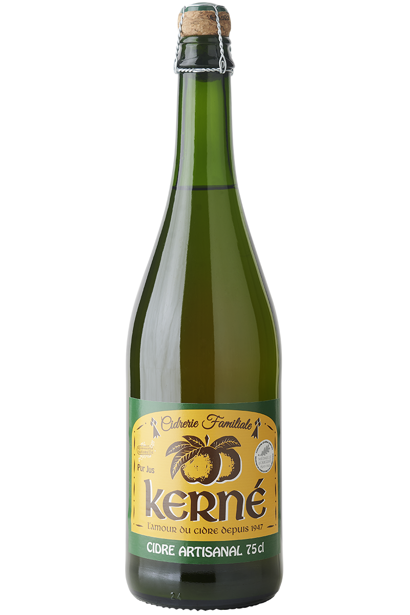 Eine Flasche Bretonischer Cidre in einer Sektflasche mit Sektverschluss.