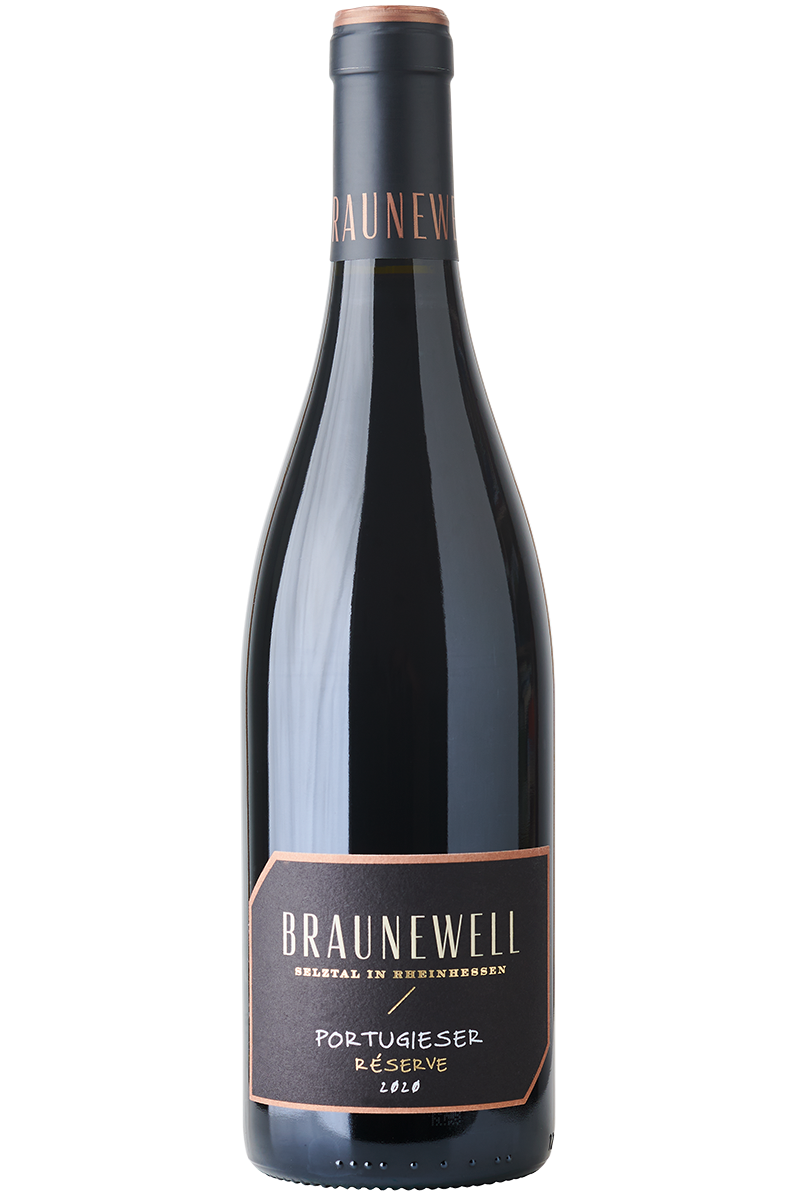 Eine Flasche deutscher Rotwein aus Portugieser in einer Burgunderflasche mit schwarzer Kapsel.
