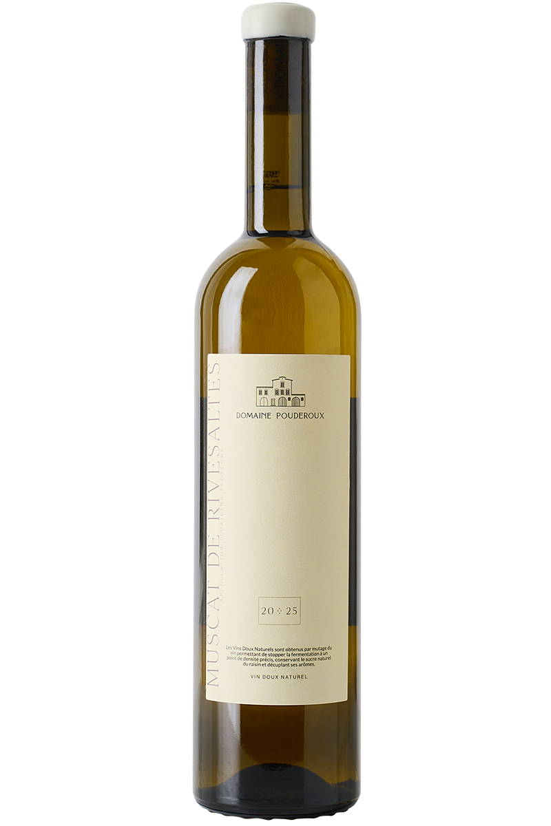 Eine Flasche französischer Bio Weisswein in einer Bordeauxflasche mit einer hellen Wachs- Kapsel.