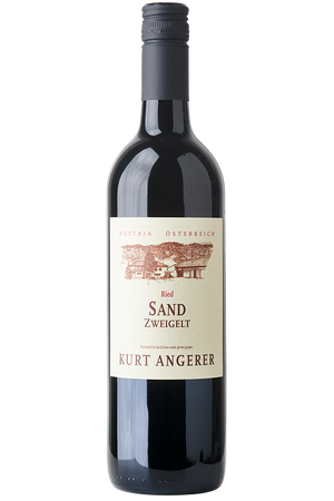 Eine Flasche österreichischer Rotwein in einer Bordeauxflasche mit schwarzem Schraubverschluss.