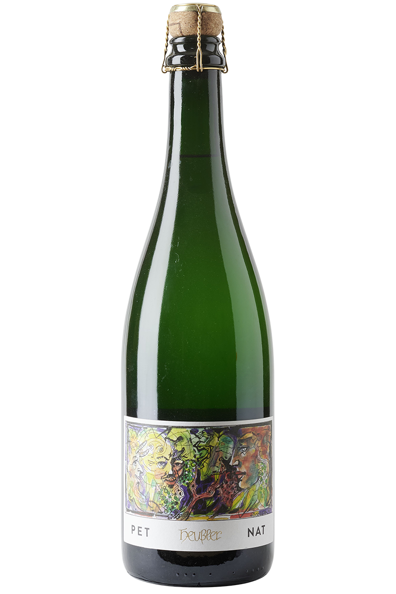 Eine Flasche deutscher Sekt in einer grünen Sektflasche mit Kork und  Sektkappe.