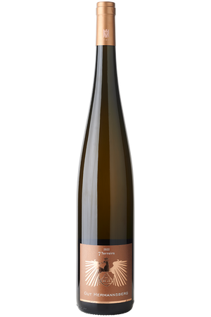 Eine Flasche deutscher Weißwein aus Riesling Reben in einer Magnum Schlegelflasche mit einer kupferfarbenen Kapsel.