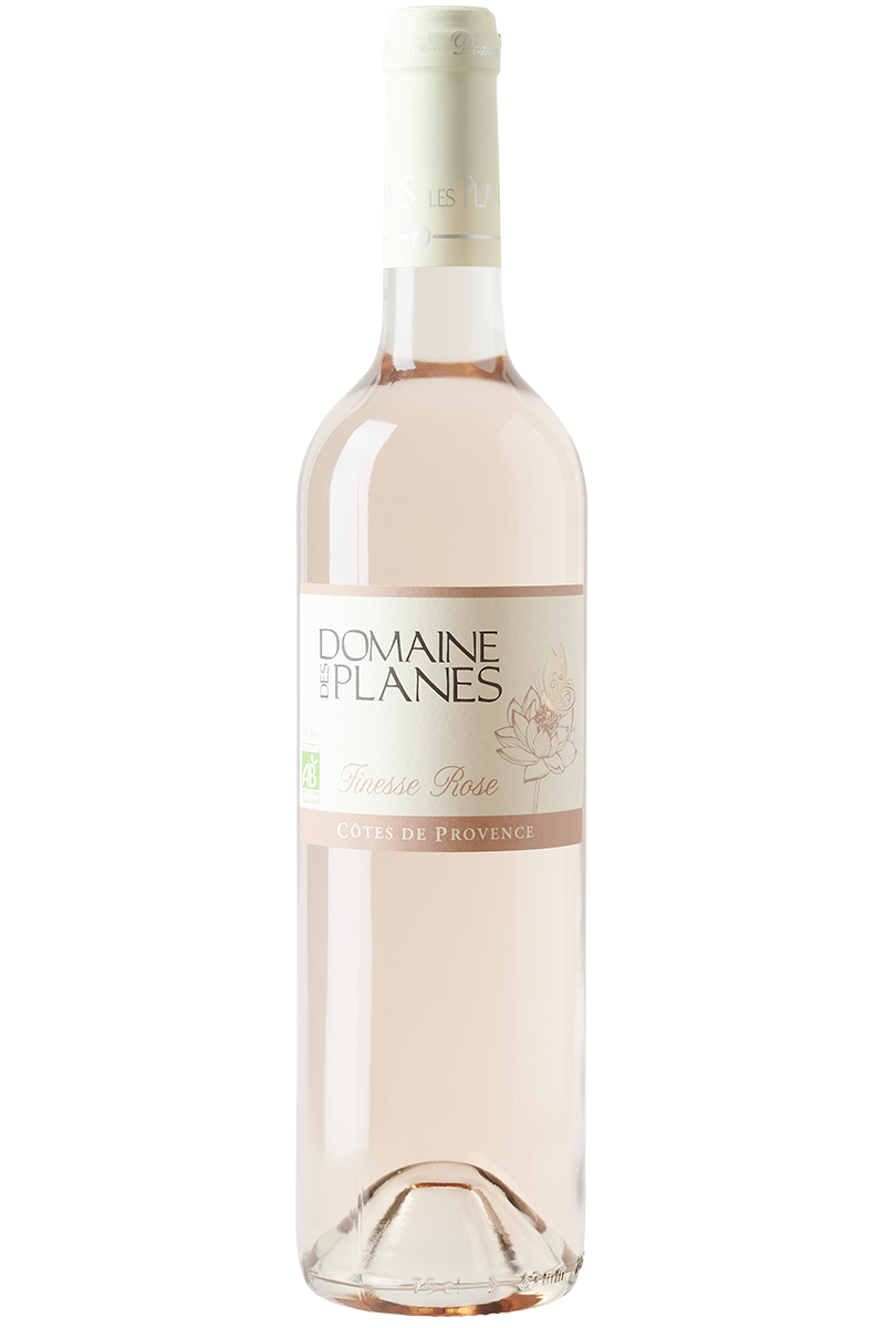 Eine Flasche französischer bio Roséwein in einer Bordeaux Flasche mit einer weißen Kapsel.