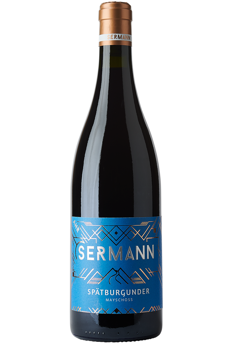 Eine Flasche deutscher Rotwein aus Spätburgunder in einer Burgunder Flaschet und kupferfarbener Kapsel.