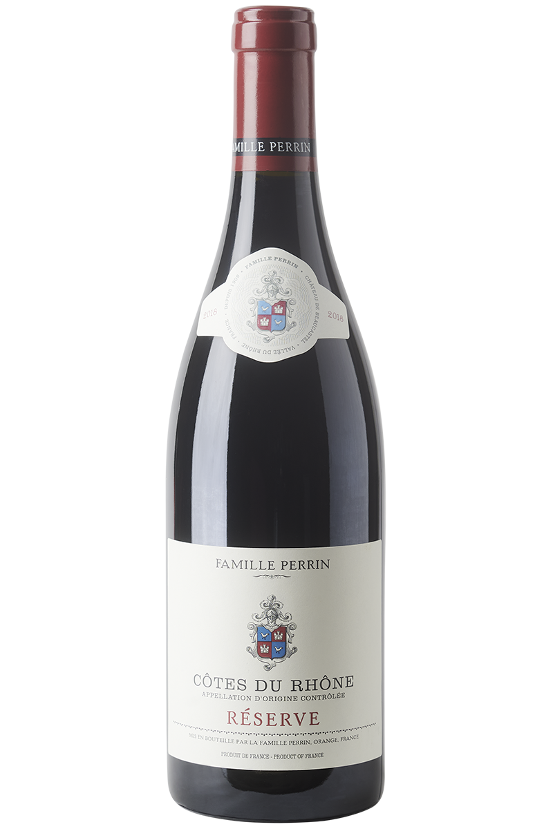 Eine Flasche französischer Rotwein Cuvée in einer Burgunderflasche mit einer roten Kapsel.