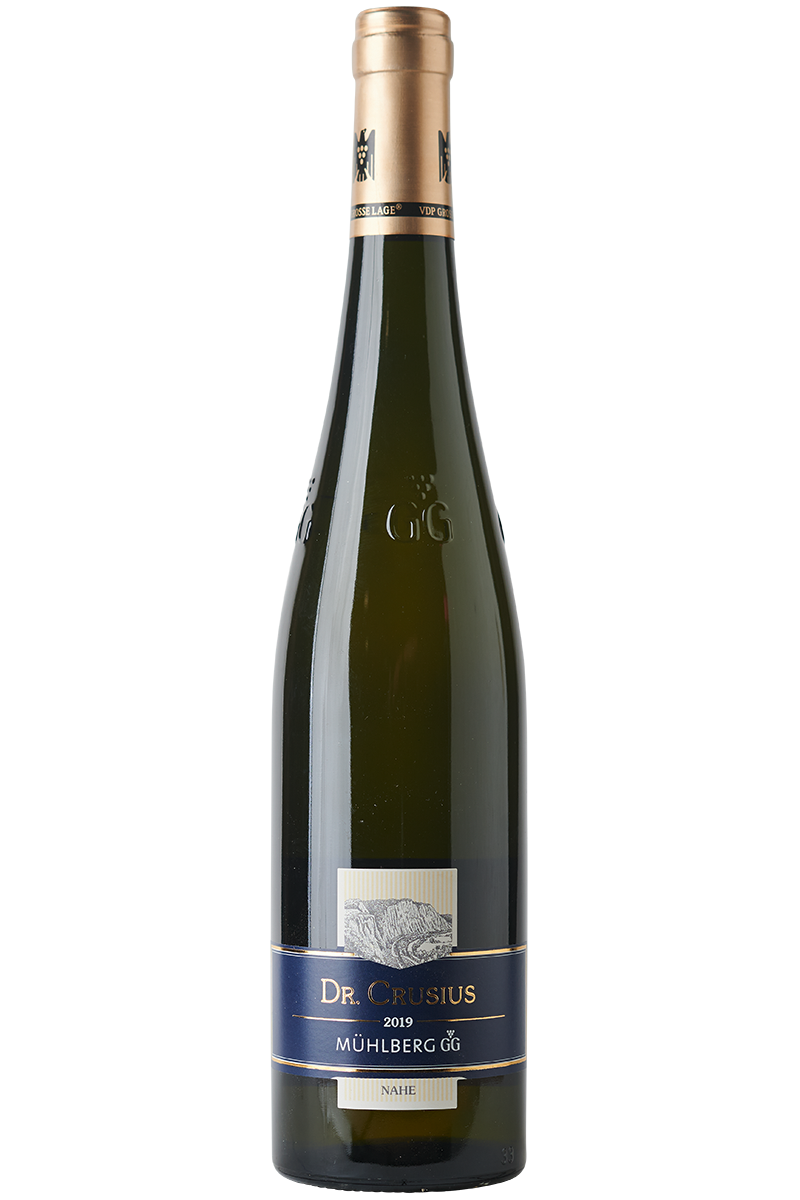 Eine Flasche deutscher Weißwein aus Riesling Reben in einer Schlegelflasche mit goldener Kapsel.