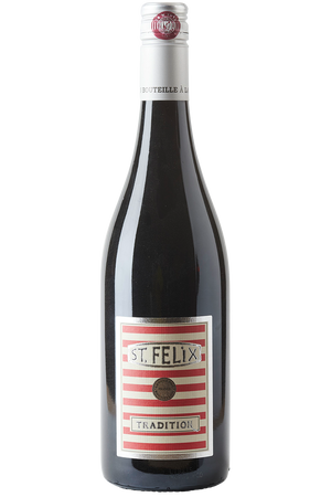 Eine Flasche französischer Rotwein in einer Burgunder Flasche mit silbernem Schraubverschluss.
