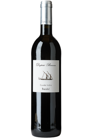 Eine Flasche französischer Rotwein Cuvée in einer Bordeaux Flasche mit einer silbernen Kapsel.