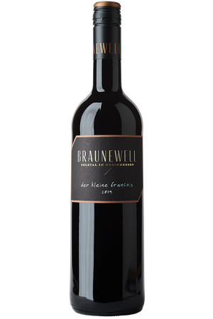 Eine Flasche deutscher Rotwein Cuveé in einer Bordeaux Flasche mit schwarzem Schraubverschluss.
