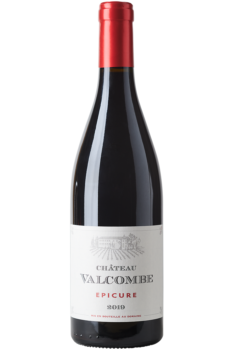 Eine Flasche französischer Bio Rotwein in einer Burgunder Flasche mit roter Kapsel.