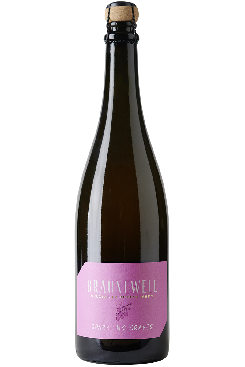 Eine Flasche mit alkoholfreiem Traubensecco aus Scheurebe versetzt mit Kohlensäure in einer Sekt Flasche mit Sektkorken.