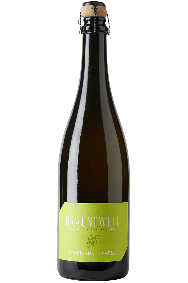 Eine Flasche mit alkoholfreiem Traubensecco aus Scheurebe versetzt mit Kohlensäure in einer Sekt Flasche mit Sektkorken.