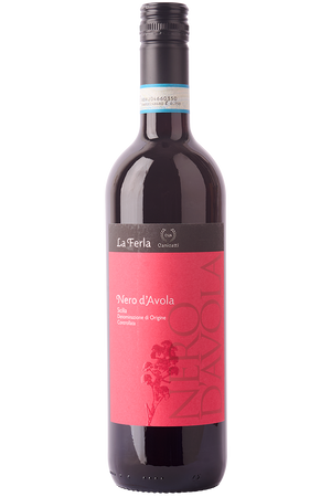 Eine Flasche italienischer Rotwein aus Sizilien in einer Bordeaux Flasche mit einem schwarzen Schraubverschluss.