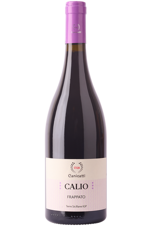 Eine Flasche italienischer Rotwein aus Sizilien in einer Burgunder Flasche mit einer lila Kapsel.