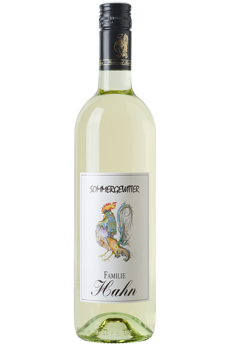 Eine Flasche österreichischer Weißwein in einer Bordeaux Flasche mit einem schwarzen Schraubverschluss.