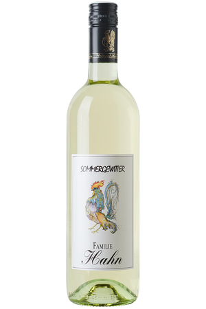 Eine Flasche österreichischer Weißwein in einer Bordeaux Flasche mit einem schwarzen Schraubverschluss.