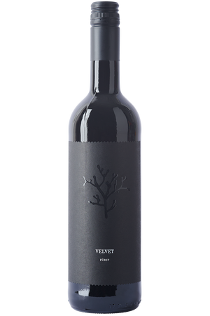 Eine Flasche deutscher Rotwein in einer Bordeaux Flasche mit einem schwarzen Schraubverschluss.