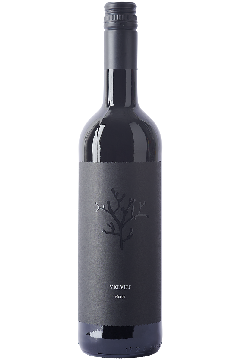 Eine Flasche deutscher Rotwein in einer Bordeaux Flasche mit einem schwarzen Schraubverschluss.