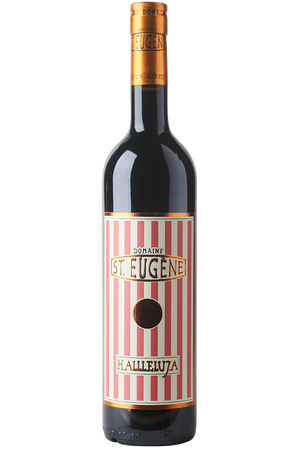 Eine Flasche französischer Rotwein in einer Bordeaux Flasche mit schwarzer Kapsel.