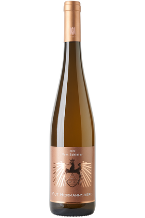 Eine Flasche Weißwein aus Riesling Reben in einer Schlegelflasche mit einer Kupfer farbenen Kapsel.