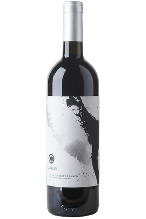 Eine Flasche italienischer Bio Rotwein aus der Toskana in einer Bordeauxform mit Silberkapsel.