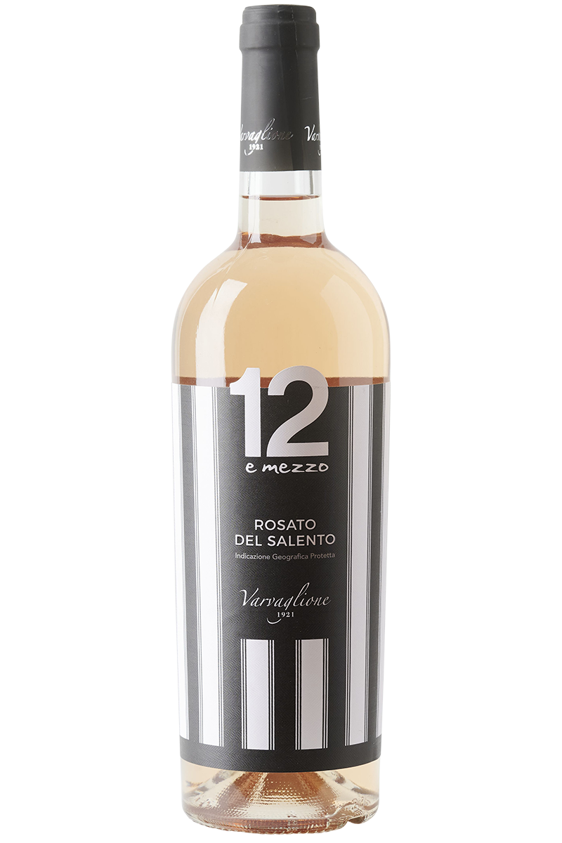 Eine Flasche italienischer Rosé Wein in einer Bordeauxflasche mit einer schwarzern Kapsel.