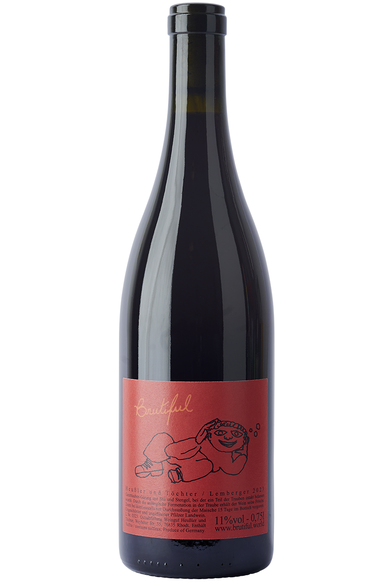 Eine Flasche deutscher Rotwein in einer Burgunder Flasche ohne Kapsel mit Bandarole.