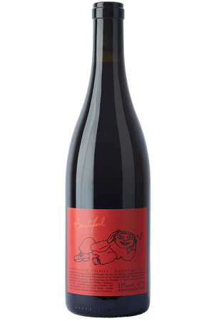 Eine Flasche deutscher Rotwein in einer Burgunder Flasche ohne Kapsel mit Bandarole.