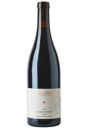 Eine Flasche deutscher Rotwein in einer Burgunderflasche mit Kork und ohne Kapsel.