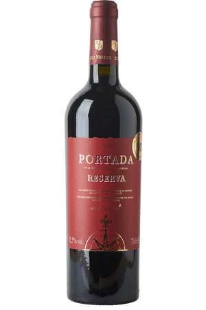 Eine Flasche portugiesischer Rotwein Cuvée in einer Bordeaux - Weinflasche mit einer roten Kapsel.