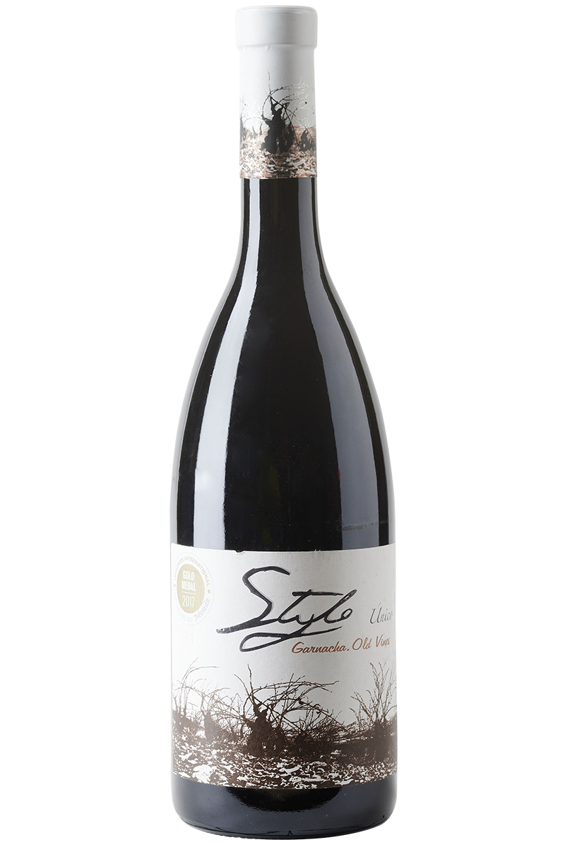 Eine Flasche spanischer Rotwein in einer Burgunder Flasche mit einer weissen Kapsel.