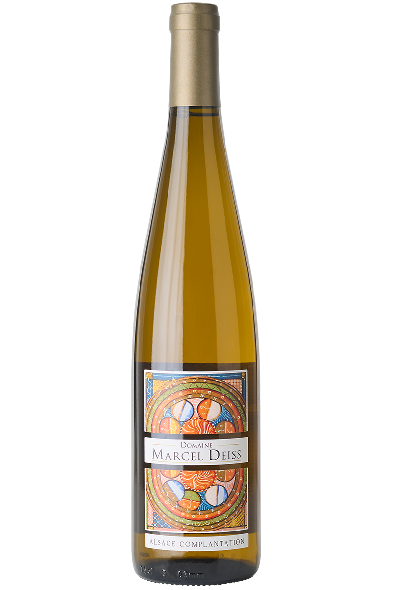 Eine Flasche elsässischer Bio Weißwein aus 13 Rebsorten in einer Schlegelflasche mit einer braunen Kapsel.