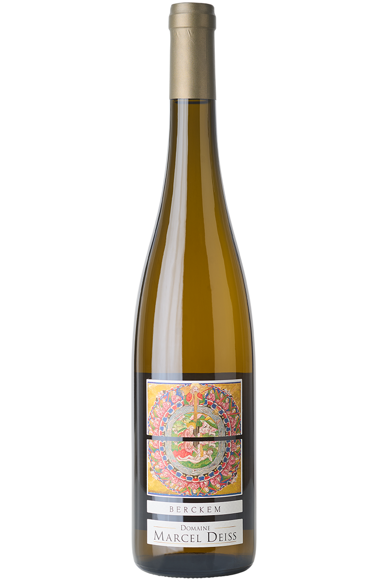 Eine Flasche elsässischer Bio Weißwein aus 13 Rebsorten in einer Schlegelflasche mit einer braunen Kapsel.