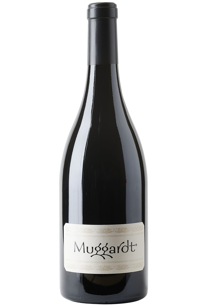 Eine Flasche deutscher Rotwein in einer Burgunder Flasche mit schwarzer Kapsel.