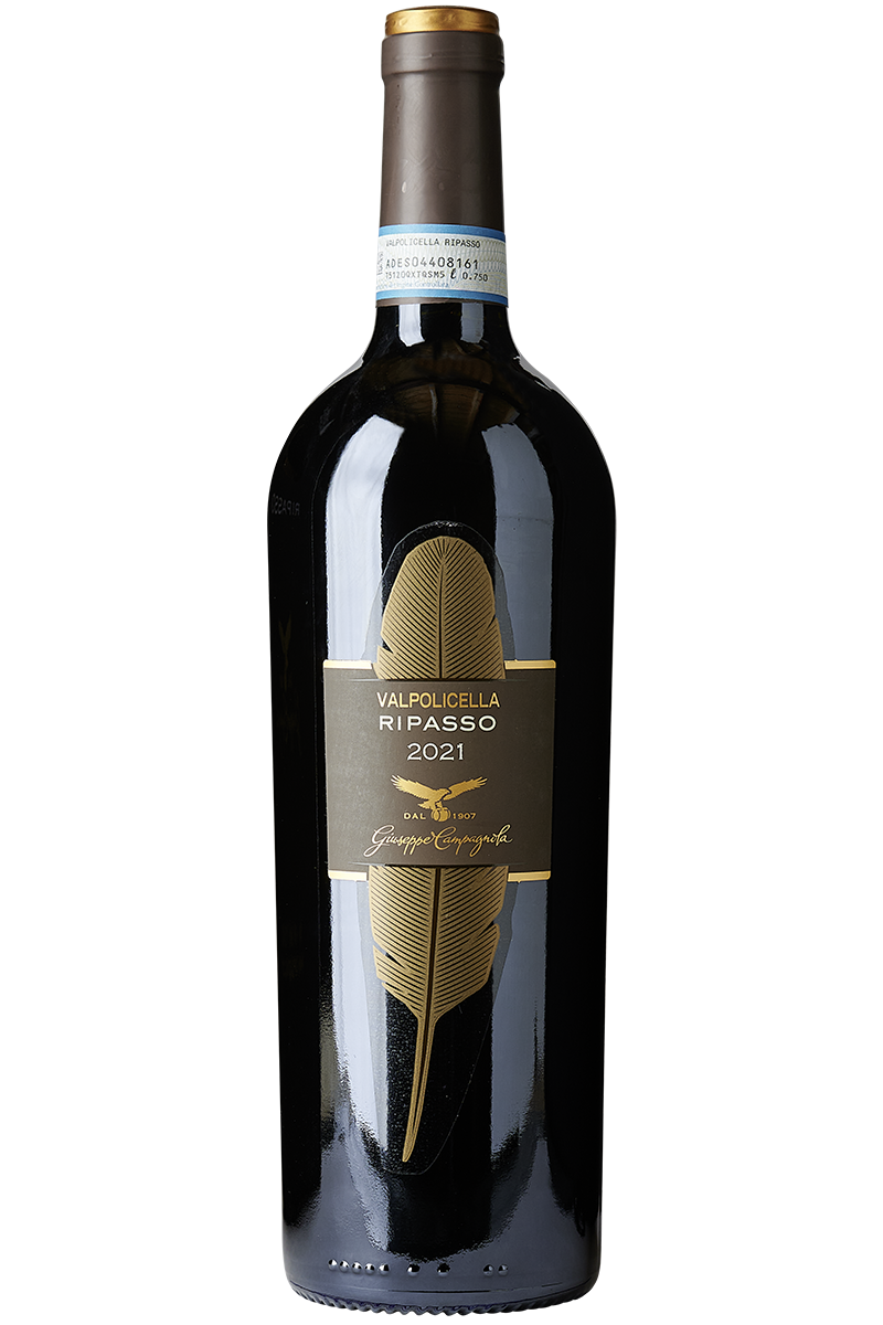 Eine Flasche italienischer Rotwein in einer Bordeaux Flasche mit einer baunen Kapsel.