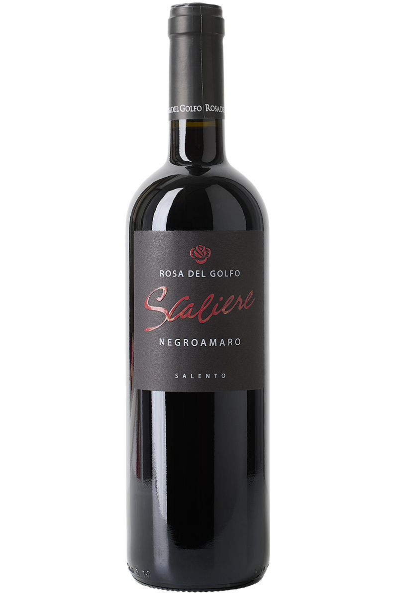 Eine Flasche italienischer Rotwein in einer Bordeaux Flasche mit schwarzem Schraubverschluss.