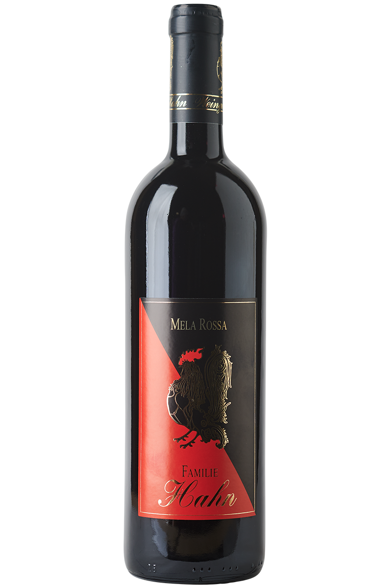 Eine Flasche österreichischer Rotwein in einer Bordeaux Flasche mit einer schwarzen Kapsel.