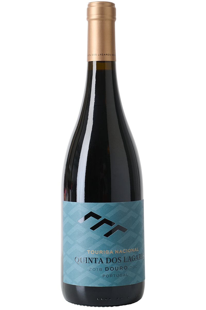 Eine Flasche portugiesischer Rotwein in einer Burgunder Flasche mit kupfer farbenen Kapsel.