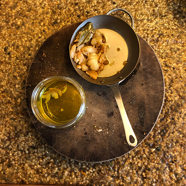 Koblauchconfit in einer kleinen Stielpfanne aus Messing.