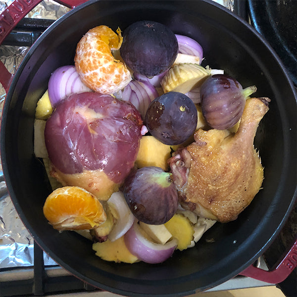 Entenschenkel, Gemüse und Feigen in der Cocotte.