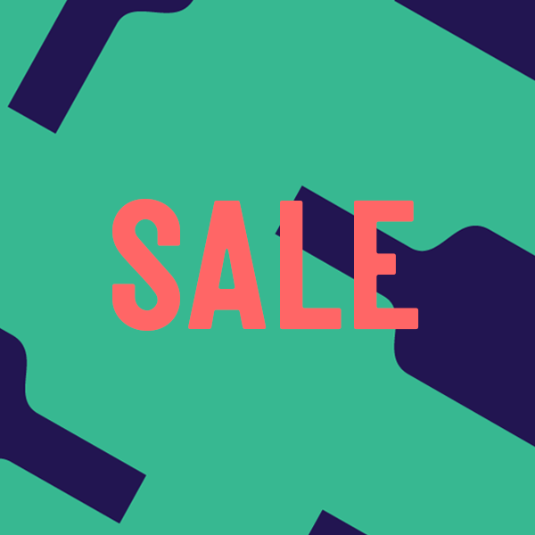 Sale steht in orangener Schrift auf einem Feld von blauen Flaschen auf grünem Hintergrund