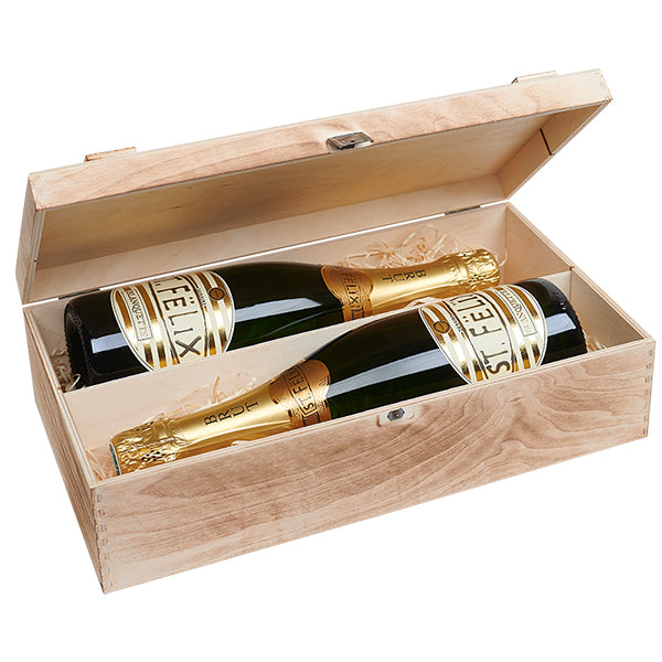 Zweii Flaschen Sekt in einer Holzkiste.