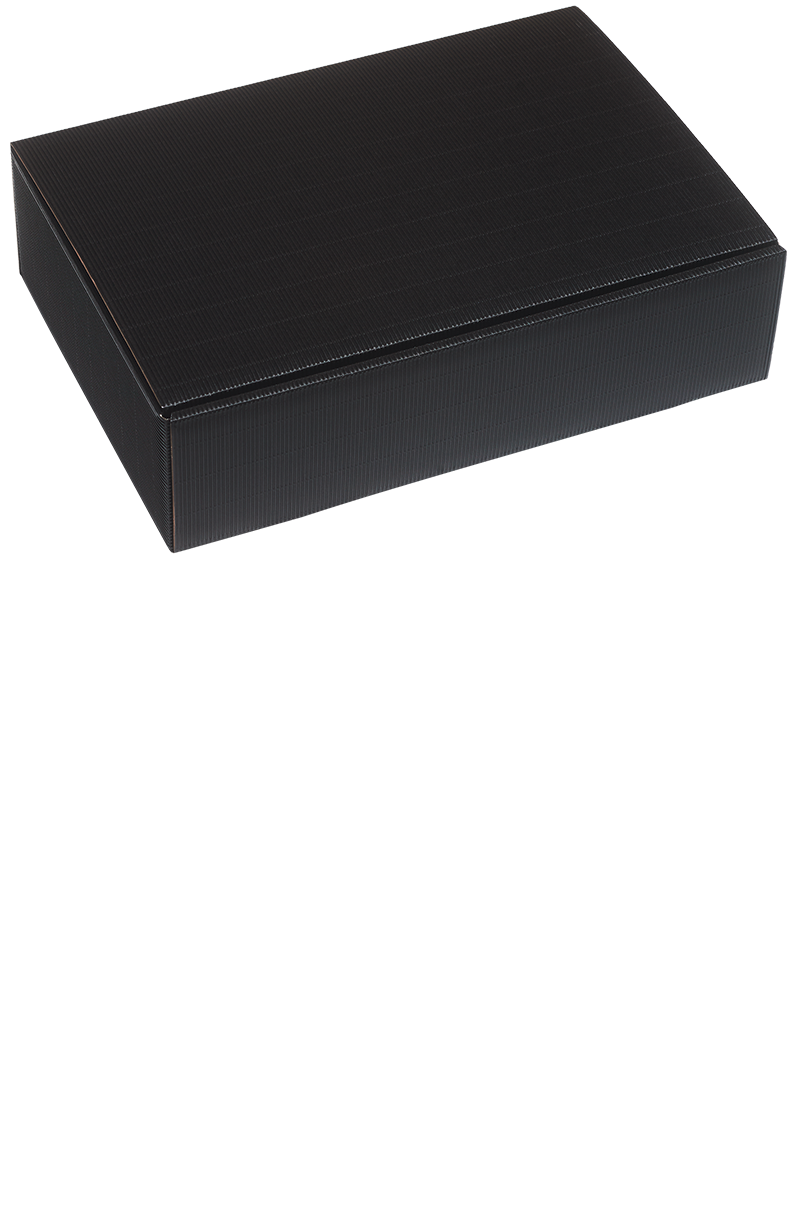 Eine versandfertige schwarze Präsentbox für drei Flaschen.