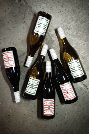 Ein Packet mit jeweils drei Flaschen französischem Weiss- und Rotwein aus Sauvignon blanc, Carignan, Syrah, Cabernet Sauvignon und Grenache.